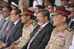 Il maresciallo Al Tantawi (al centro) con il presidente Morsi in una recente immagine. 