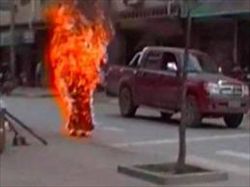 Un monaco tibetano si dà fuoco per protesta