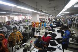 Lavoratori in un'azienda tessile in Bangladesh.