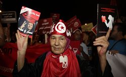 Una donna tunisina manifesta per l'uguaglianza tra donne e uomini (foto Reuters).