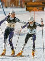 Le sciatrici azzurre Guidina Dal Sasso (s) e Stefania Belmondo, si passano il testimone all'ultima frazione della staffetta 4x5 della Coppa del mondo di sci nordico 1996. (Ansa)
