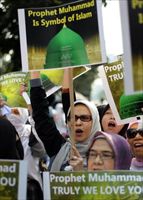 La protesta delle attiviste musulmane a Jakarta (Ansa).