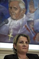 Cristiana Arru, avvocato di Paolo Gabriele (l'uomo che sta dietro il Papa, nella foto di copertina). Agenzia Ansa.
