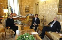 Da sinistra: Sergio Marchionne, John Elkann e Mario Monti a Palazzo Chigi. Foto Ansa.