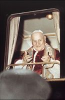1962: Giovanni XXIII si sporge dal treno che lo portava a Loreto.