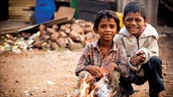 Bambini nella periferia di una città indiana. Foto Thinkstock.