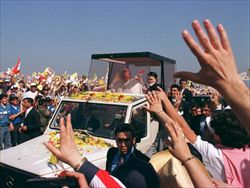 L'arrivo di Giovanni Paolo II a Beirut nel 1997 (Reuters).