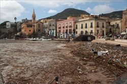 La devastazione lasciata a Lipari dall'improvviso nubifragio (foto del servizio: Ansa).