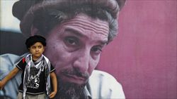 Un bambino afghano sullo sfondo di un poster dedicato ad Ahmad Shah Massud (Reuters).