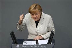 Angela Merkel durante un intervento in Parlamento (Reuters).