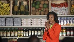Michelle Obama in un supermercato (foto Reuters).