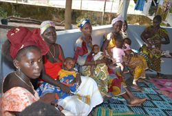 Alcune mamme africane in attesa di assistenza pediatrica in un dispensario del Guinea Bissau (Foto Marcato)..