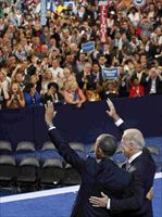 Barack Obama e Joseph Biden salutano i delegati alla convention democratica.
