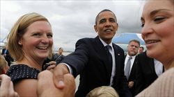 Barack Obama saluta un gruppo di sostenitori (foto del servizio: Reuters).