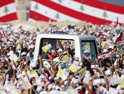 Benedetto XVI a Beirut nel giorno della Messa nel cuore della città (Reuters).