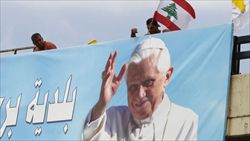 Uno striscione di benvenuto per il Papa a Beirut (Reuters).