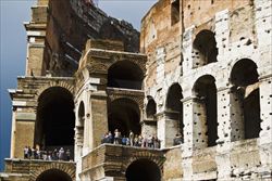 Turisti al Colosseo (Corbis).