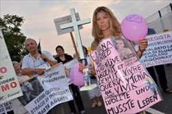 Le proteste a Venezia per il film di Bellocchio sul caso di Eluana Englaro (Ansa).