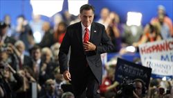 Mitt romney sale sul palco della convention di Tampa per accettare la candidatura repubblicana.