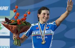 Elisa Longo Borghini, sul podio ai Mondiali di ciclismo in Olanda (Reuters).