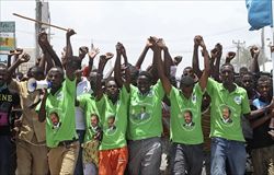 Una manifestazione a favore del nuovo Presidente somalo a Mogadiscio (Foto Reuters).