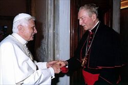 Benedetto XVI e Carlo Maria Martini (foto Reuters).