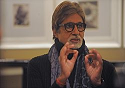 Amitabh Bachchan, icona incontrastata del cinema indiano, interviene al festival "Fiume a Fiume" a Firenze (Ansa.)