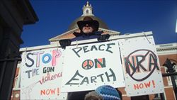 Anche tanti uomini alla marcia delle mamme contro le armi da fuoco.