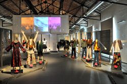 Alcuni capi vintage in mostra fino al 31 maggio 2013 al Museo del tessuto di Prato.