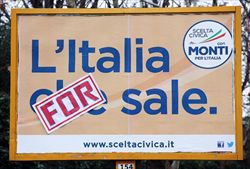 Qualcuno ha voluto fare lo spiritoso con un cartellone della lista Monti (Ansa). "For Sale", in inglese, significa in vendita.
