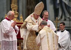 Il Papa impone le mani su padre Georg (foto Ansa).