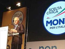 Mario Monti sul palco dell'avvio ufficiale della campagna elettorale.