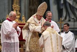 Benedetto XVI in Vaticano durante l'ordinazione dei vescovi che hanno preceduto l'Angelus del 6 gennaio (Ansa).