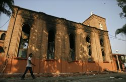 Una chiesa cristiana bruciata in Pakistan. Tutte le fotografie di questo servizio, copertina inclusa, sono dell'agenzia Reuters. 