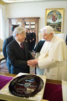 Roma, 22 gennaio 2013. Benedetto XVI riceve in udienza  Nguye’n Phu Trong, segretario generale  del Comitato centrale del partito comunista del Vietnam, Foto Reuters. , 