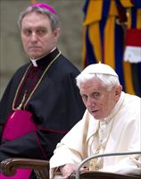 Benedetto XVI durante l'udienza generale di oggi. Foto Ansa. La fotografia di copertina, invece, è dell'agenzia Reuters. 