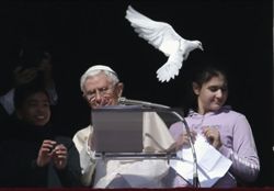 Il Papa con i due ragazzi dell'Azione cattolica