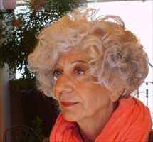 Gabriella Turnaturi insegna Sociologia all'Università di Bologna. È autrice di vari saggi sulla vita quotidiana e la sociologia delle emozioni.