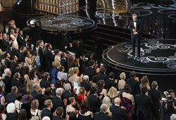 Daniel Day-Lewis acclamato dopo la vittoria dell'Oscar come miglior attore in "Lincoln" di Steven Spielberg (Reuters).