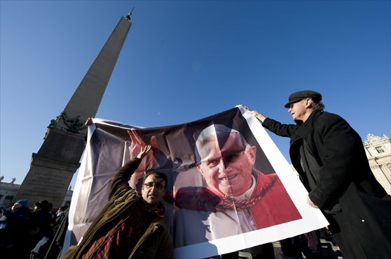 Piazza San Pietro saluta il Papa