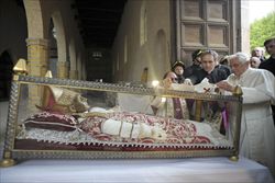 Papa Benedetto XVi appoggia il proprio Pallio sulla teca che contiene il corpo di papa Celestino V. Foto Reuters.