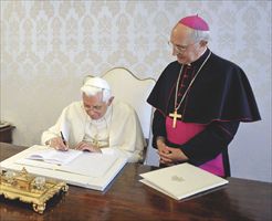 OGNI VITA È VOCAZIONE Benedetto XVI firma l’enciclica Caritas in veritate: «Talvolta l’uomo moderno è erroneamente convinto di essere il solo autore di sé stesso, della sua vita e della società. Ogni uomo è chiamato a uno sviluppo, perché ogni vita è vocazione» (Osservatore Romano / Reuters).
