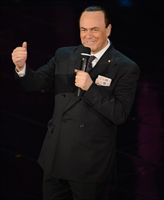 Maurizio Crozza nella parodia a Berlusconi a Sanremo (Ansa).
