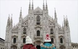 Il Duomo di Milano, foto Ansa. In copertina: foto dell'agenzia Reuters.