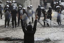 Un manifestante contro il presidente Morsi fronteggia le forze dell'ordine al Cairo (Reuters).