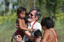 Fratel Carlo Zacquini, Missionario della Consolata, nella missione di Catrimani (Roraima, Brasile), tra gli indios Yanomami.  Foto di Nino Leto.