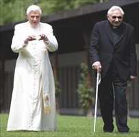 INSEPARABILI FIN DA BAMBINI Joseph Ratzinger (86 anni il 16 aprile) e il fratello Georg (89) a passeggio insieme. Legatissimi fin da quando erano piccoli, sono ancora oggi molto uniti e si vedono spesso (Osservatore Romano / Reuters).
