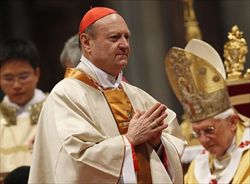 Il cardinale Gianfranco Ravasi durante una liturgia in San Pietro, con papa Benedetto XVI. 