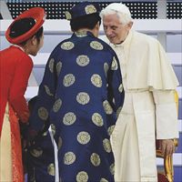 UN MOMENTO INDIMENTICABILE Al Parco di Bresso, il 2 giugno scorso, Benedetto XVI si intrattiene con Tao e Dan, genitori della piccola vietnamita Cat Tien. La Festa delle testimonianze è stata uno dei momenti più intensi del Family 2012. (Danel de Zennaro / Ansa)