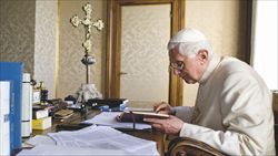 Benedetto XVI al lavoro durante un periodo di vacanza a Castel Gandolfo.